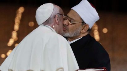 PopeUAE4 Kissing Grand Imam of Al-Azhar
